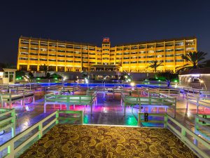 نمای نزدیک هتل.